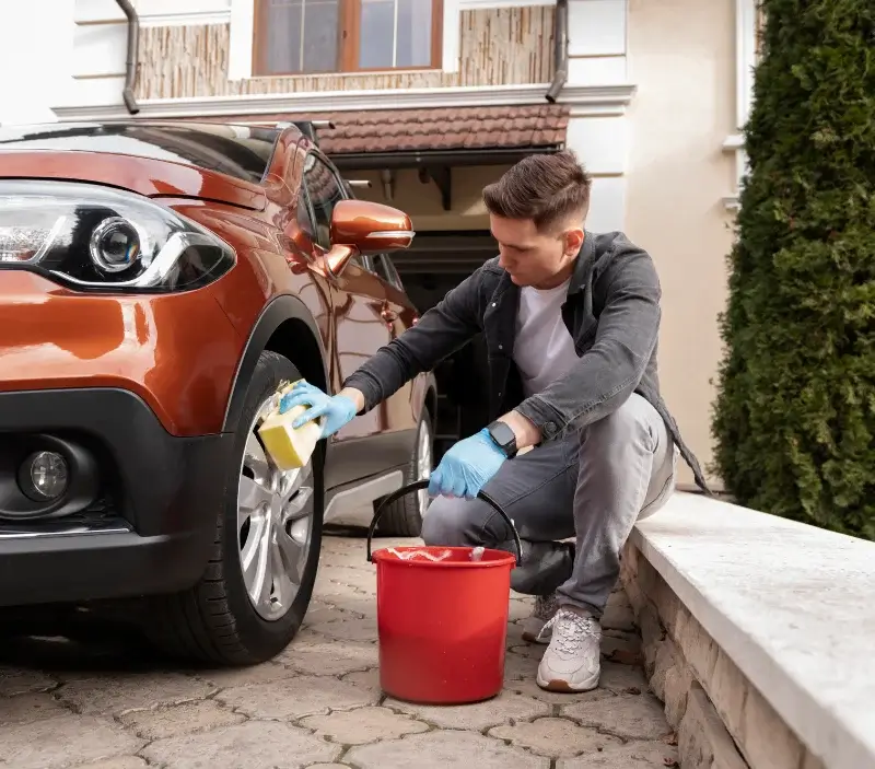 Lavage auto à domicile Saint-Julien-le-Vendômois : professionnel intervenant sur un véhicule
